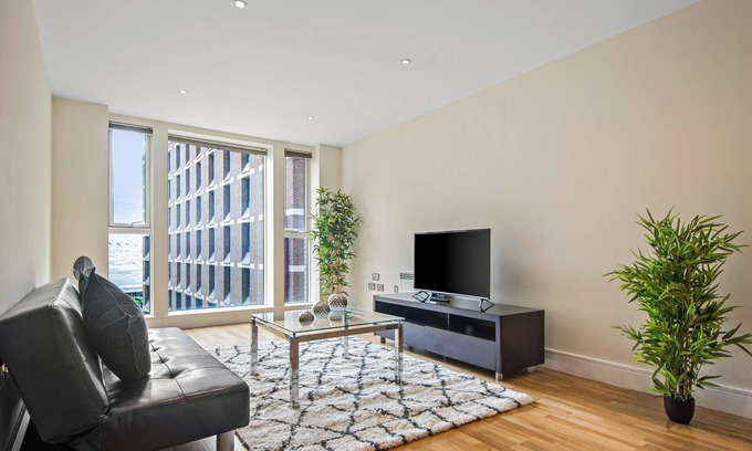 Cathedrals Apartment | Elegant One Bed Serviced Apartment in Waterloo near Southwark by MySquare