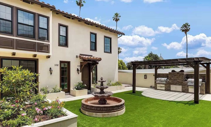 Mid Central Apartment | Elegant Pasadena Homew Patio Parking Near Old Town