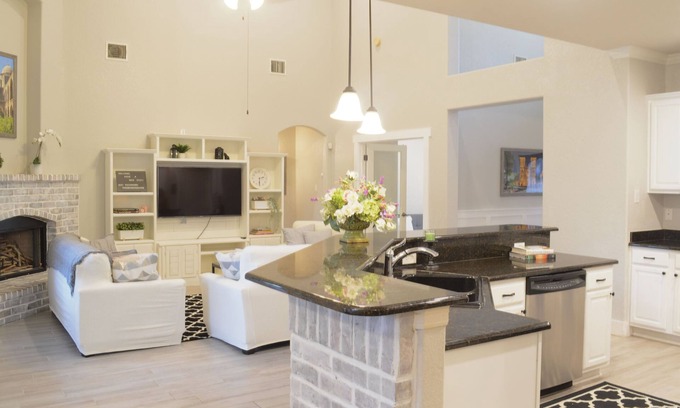 Stone Oak House | Elegant Spacious Home -Social Distance Sleeps 16+