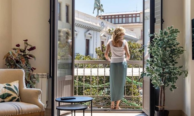 Central District Apartment | Elegant Town Hall Apartment