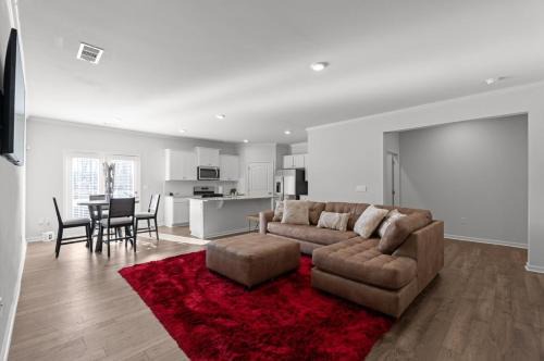 Buford House | Elegant Townhouse Retreat Near Mall Of Georgia