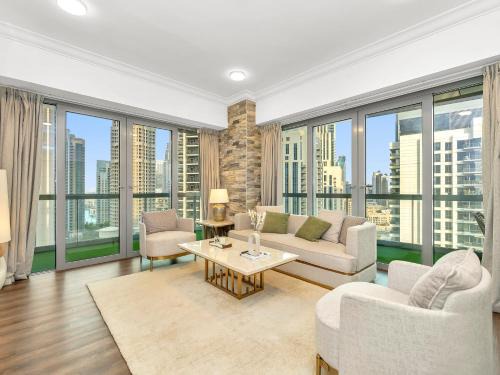 Downtown Dubai Apartment | Elegant Two Bedroom Apartment with Large Balcony and Panoramic Downtown Skyline & Boulevard Views by Luxury Space