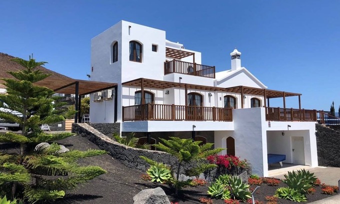 Playa Blanca Villa | Elegant Villa Oceano Once - Beautiful 5 Bedrooms Private Pool