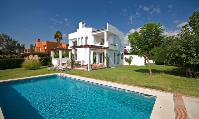 Nueva Andalucia Villa | ELEGANT VILLA WITH NICE SWIMMING POOL IN FIRST LINE OF THE GOLF OF MARBELLA