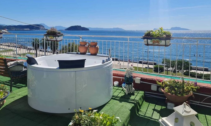 Pozzuoli Apartment | Elegante appartamentopanoramico con terrazza.
