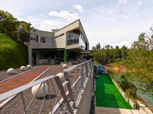 Guatape Bed & Breakfast | EleMYNT LifeStyle Hotel