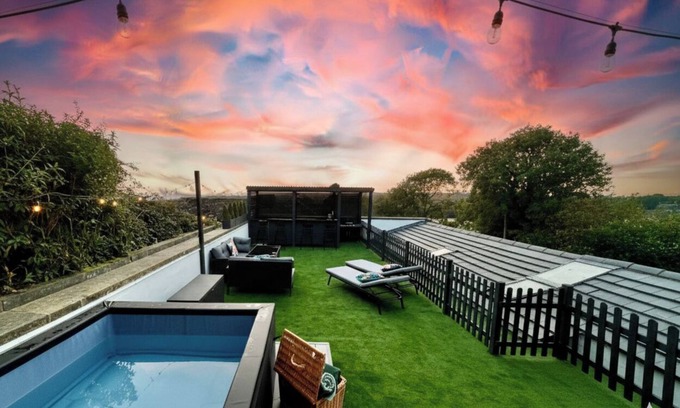 Hythe House | ELEVATED ESCAPE - 3 bedroom house with rooftop terrace,sauna,hot tub&cinema room