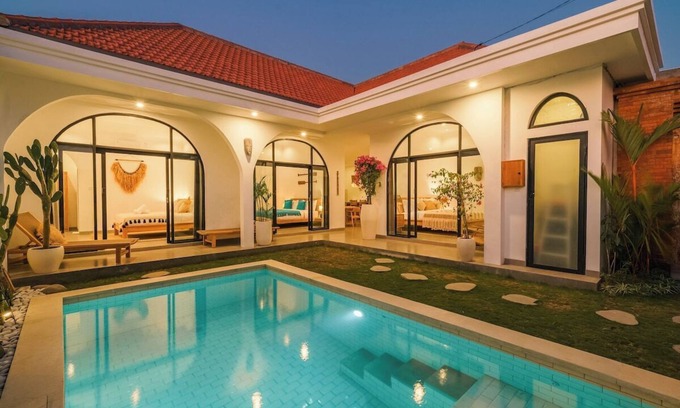 Batu Bolong House | "ELIA" - Luxurious 3BR w/Outdoor Cinema Canggu