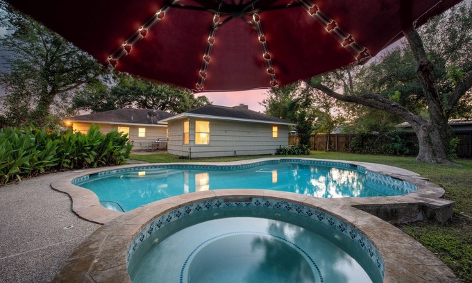 Bellaire House | Elite 5 STAR Home Sweet - SPA-POOL-ART -MD-Anderson-TMC-NRG-HBU