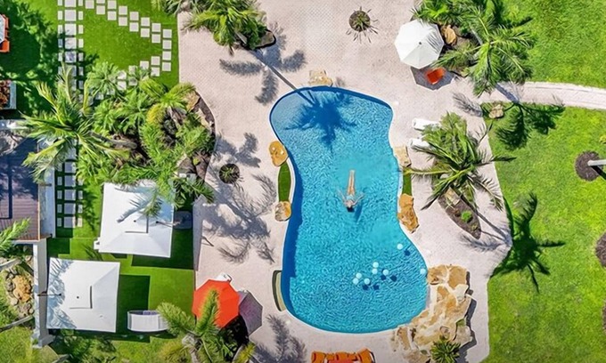 Homestead House | Elite 6BR Sports Resort: Heated Pool & Pro Courts