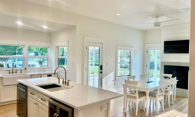 Mason House | Elizabeth House - Walk to Square!