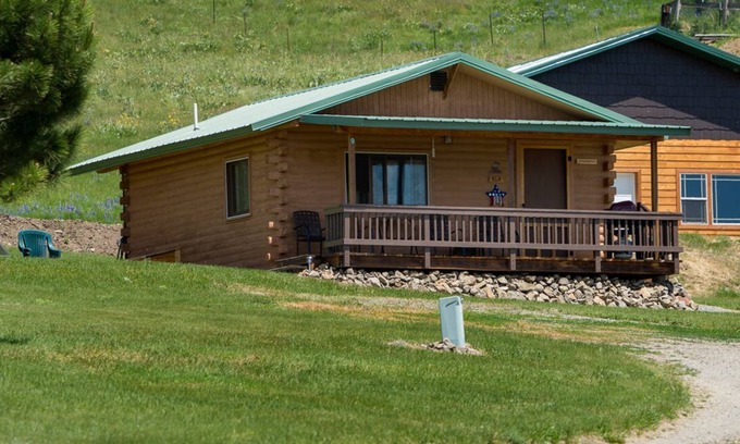 Fishtail Cabin | Elk Cabin sleeps 4, Rustic Charm with Breathtaking Views of Beartooth Mountains