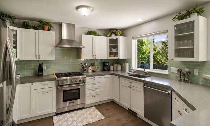 Four Corners House | Elk Grove - Large 5 Bedroom Home on the Way to Big Sky just outside Bozeman.
