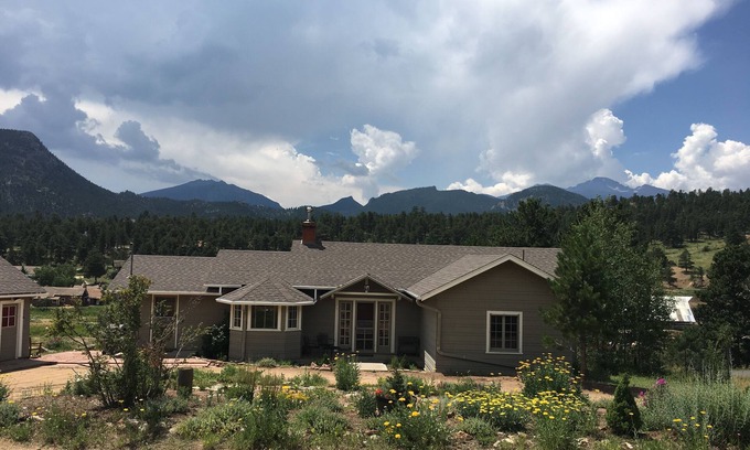 Estes Park House | Elkhorn Cottage: Charming Home and Amazing Views