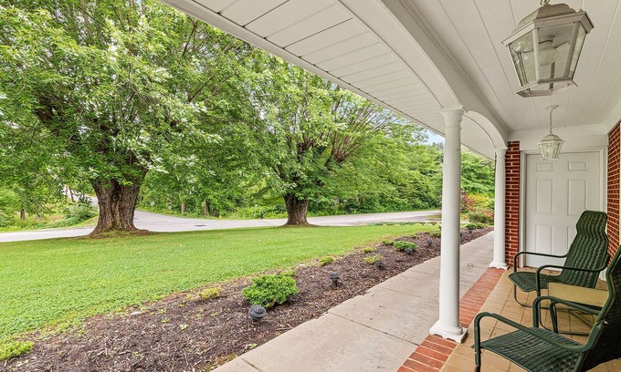 Clyde House | Elle Jay’s Nest, Centrally Located to Waynesville or Asheville