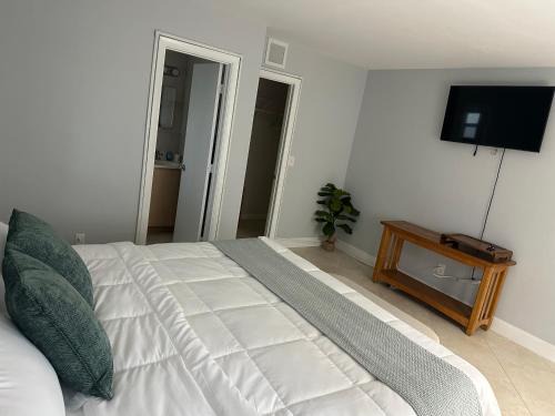 Oakland Park House | Elles King Room- Private Entrance