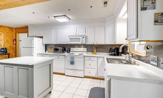 Ellijay Cottage | Ellijay Cottage w/Creek Access & Private Hot Tub!