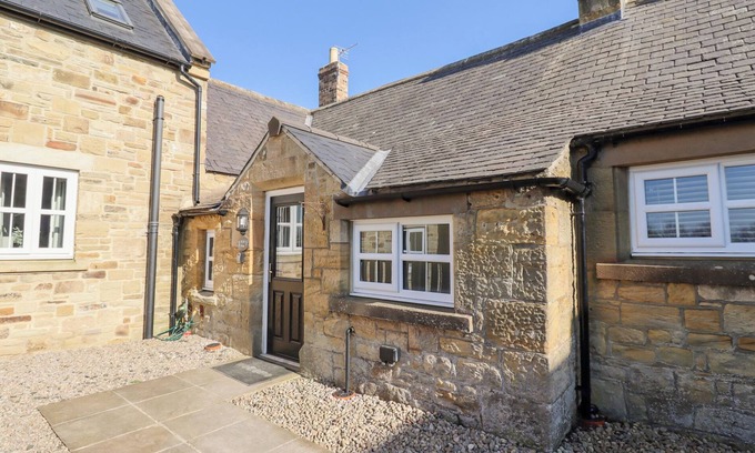 Belford Cottage | ELM COTTAGE, pet friendly, with hot tub in Warenford