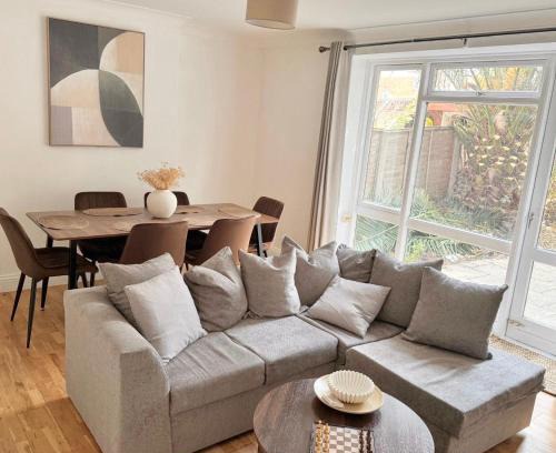 Shadwell Apartment | Elysian Nights- Luxe 3 Bedroom Palm Garden Retreat in Central London