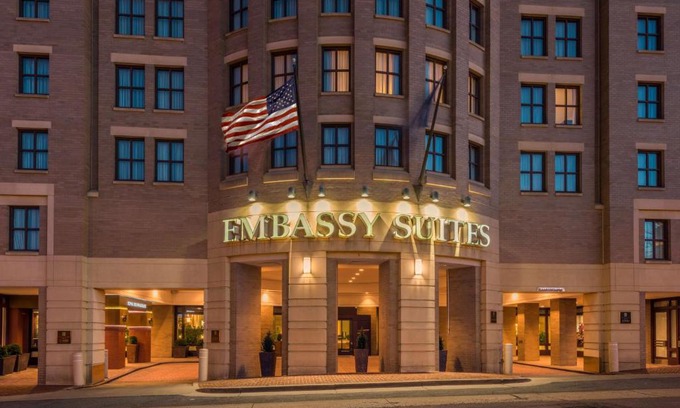 Old Town Alexandria Hotel | Embassy Suites by Hilton Alexandria Old Town