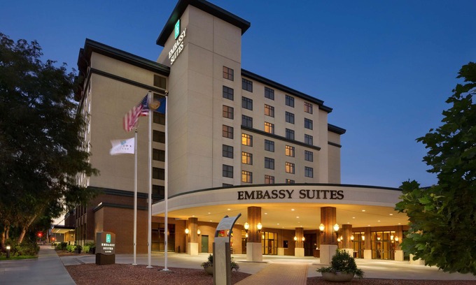 Downtown Lincoln Hotel | Embassy Suites Lincoln
