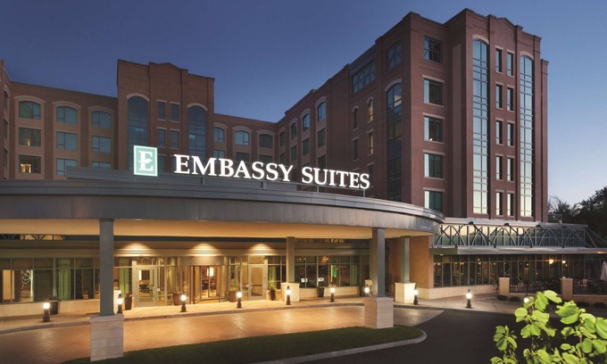 Saratoga Springs Hotel | Embassy Suites Saratoga Springs