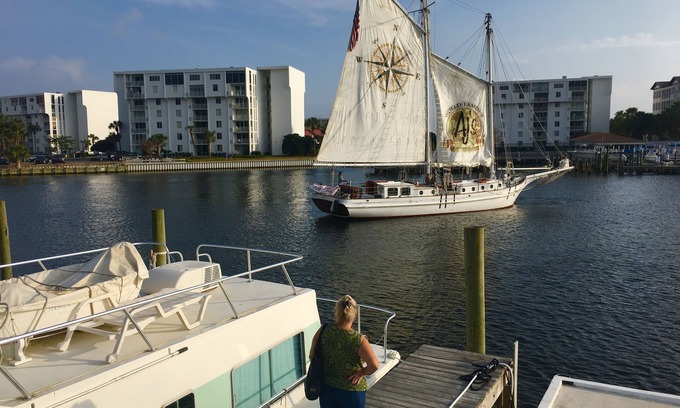 Fort Walton Beach Boat Rental | Emerald Coast Houseboat