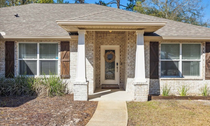 Cinco Bayou House | Emerald Coast Breeze Retreat — Single-Level 4-Bedroom Beach Getaway (Sleeps 12)