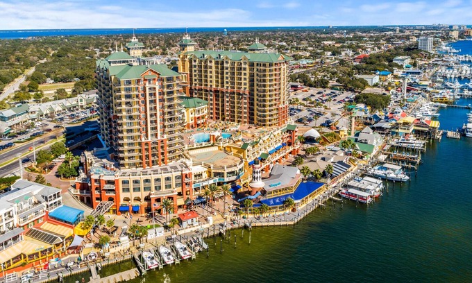 Destin Condo | Emerald Grande Full 3BR 🦀 Beach Service Incl ⛱️⛱️ EV Chargers 🐠 Above Harborwalk