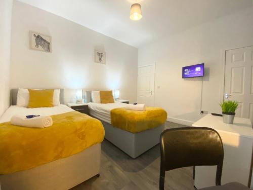 Stoke-on-Trent House | Emerald Living - Hanley, Stoke-on-Trent, sleeps 5, with free parking!