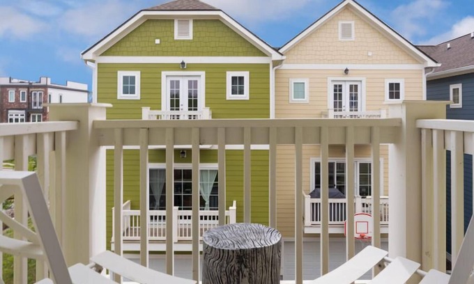 Lakewood House | Emerald Shores | Rooftop Deck