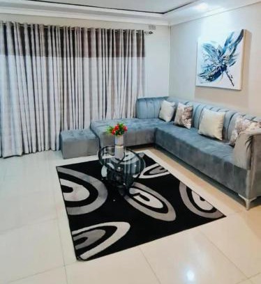 Harare House | Emerald Suite Sleeps 6 with Free Parking