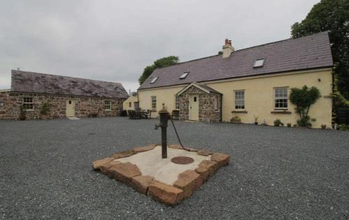 Emly House | Emly - Cottage - Sleeps 6 - Parking - Garden
