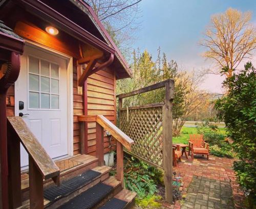 Ashford House | Emmons Suite at Ashford Lodge: Hot Tub, Projector!