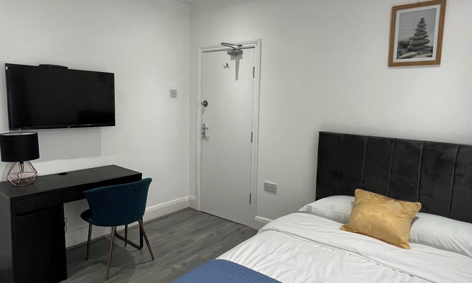 Clayhall House | En-suite Double Room