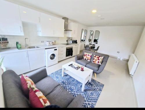 Leeds House | En-suites Suites - Leeds City Retreat with Kitchenette- LGI Hospital- Free 5G WIFI & Netflix- University - Contractors - Short Stays