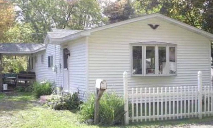 Canadohta Lake Cottage | Enchanting cottage at Canadohta Lake