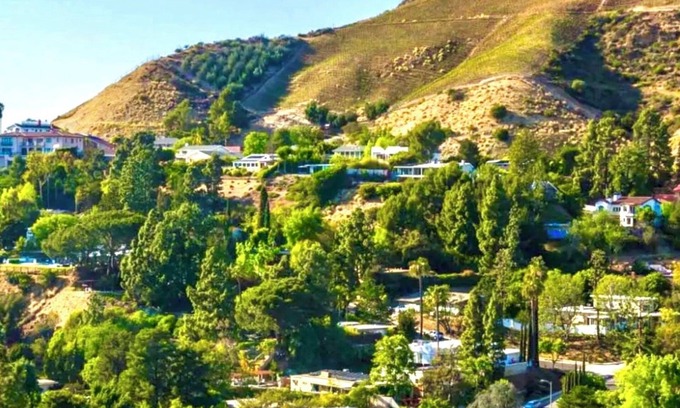 Hollywood Hills West House | ENCHANTING HOLLYWOOD HILLS OASIS+VIEWS+OUTDOOR DECKS+GARDEN+GUEST HOUSE+GARAGE