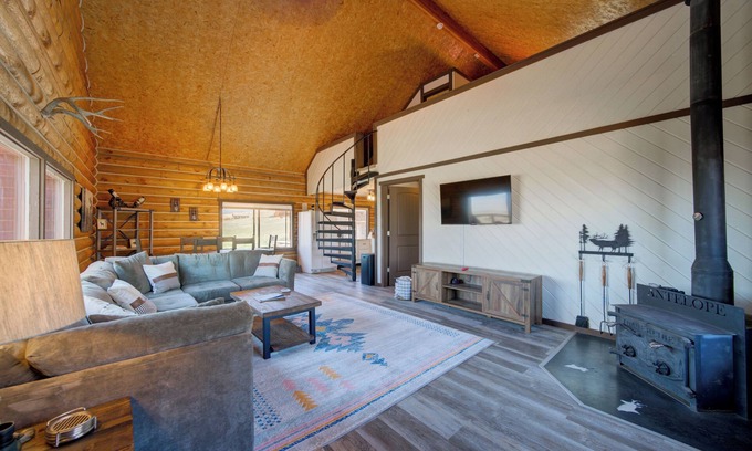 Shining Mountains Cabin | Enchanting Log Cabin Retreat with Guest Cabin in Montana’s Gravelly Range