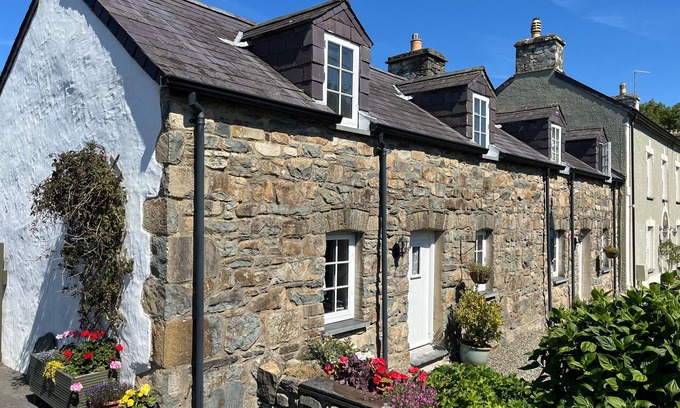 Newport Cottage | END COTTAGE, pet friendly, with a garden in Newport, Pembrokeshire