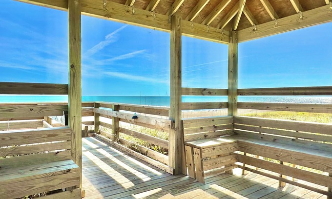 Atlantic Beach Condo | End Unit in Oceanside Community Private Beach Access Pool Kitchen WiFi BBQ Grill