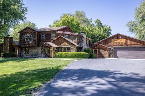 Holladay Bed & Breakfast | Engen Hus Bed and Breakfast