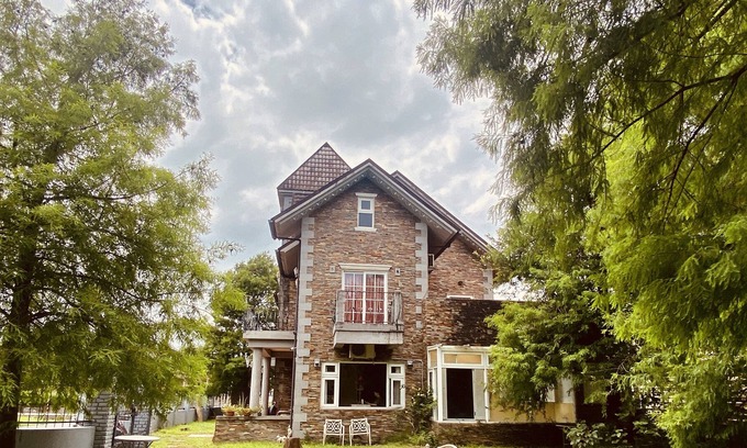 Wujie Bed & Breakfast | England Castle B&B