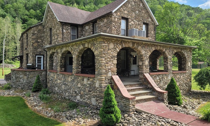 Antes Fort House | English Center Manor