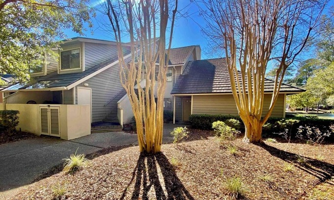 Arcadian Shores Villa | ENJOY BEACH, POOL, & EVENINGS BY THE LAKE IN KINGSTON RESORT! 141-5E RICHMOND PK