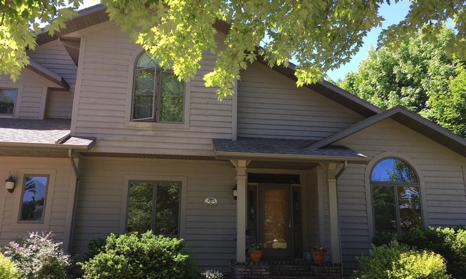 Oshkosh House | ENJOY OUR BEAUTIFUL EAA HOME