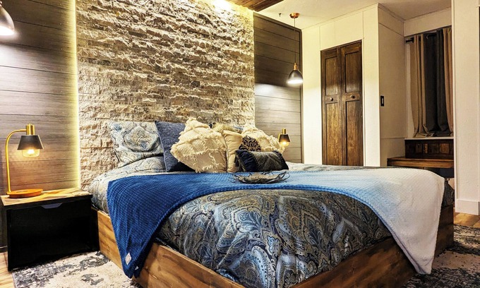 Cheyenne House | Enjoy relaxing comfort in this uniquely designed home - 5min from Frontier Park