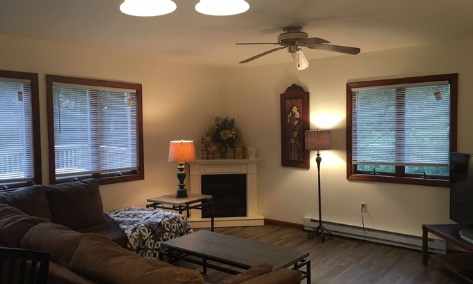 Tannersville House | Enjoy Spring Skiing -5 min to Hunter Mtn (now owned by VAIL) 5 BDRM House