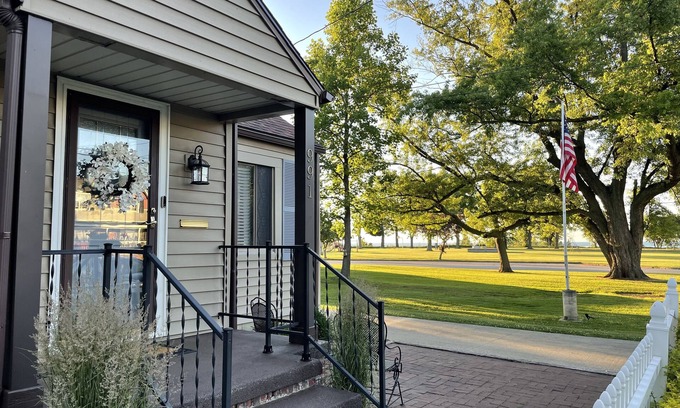 Conneaut House | Enjoy the breathtaking Lake Erie sunsets at our family-friendly property.