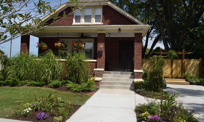 New Buffalo House | Enjoy the fall colors in Harbor Country. Great location in the heart New Buffalo